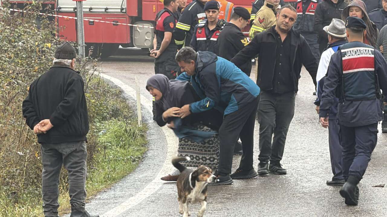 Dereye uçan araçtaki karı koca boğularak can verdi 7